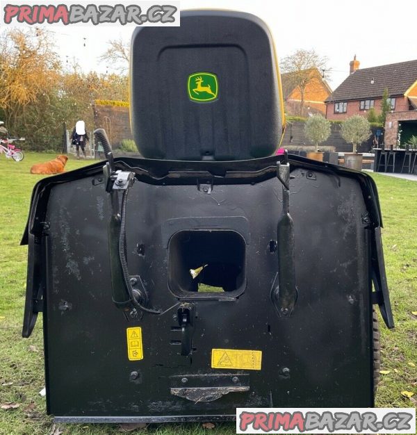 John deere X155R jezdí na sekačce na trávu – fotografie 5
