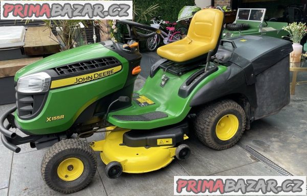 John deere X155R jezdí na sekačce na trávu – fotografie 7