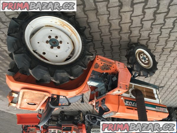 traktor kubota 4x4, kubota B1702DT, výkon 17 Hp – fotografie 4