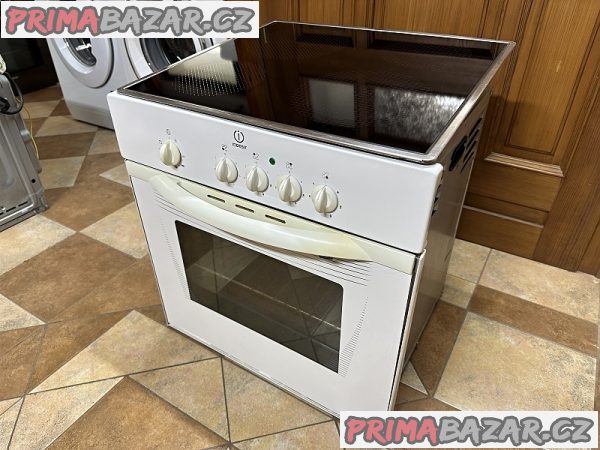 443 Sporák - Sklokeramická deska a trouba INDESIT – fotografie 1