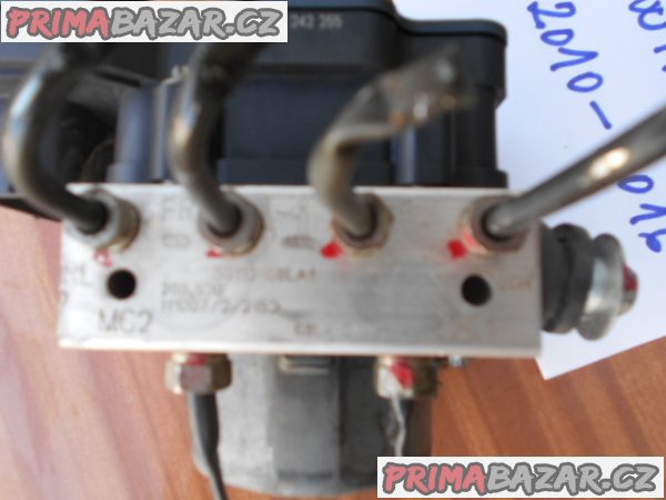 alternátor a ABS kocku na Suzuki Swift 1.2i K12B – fotografie 2