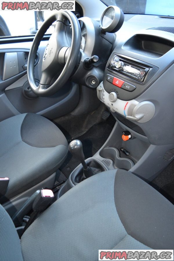 Toyota Aygo 2006 se znackou na prank THE M0NEY stk 8.2024 – fotografie 3