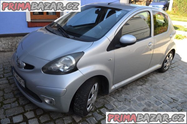 Toyota Aygo 2006 se znackou na prank THE M0NEY stk 8.2024 – fotografie 4