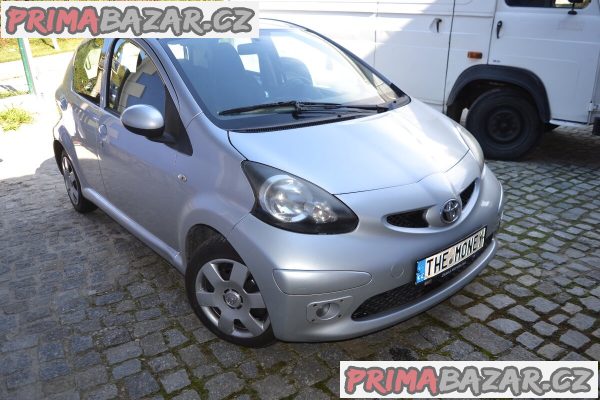 Toyota Aygo 2006 se znackou na prank THE M0NEY stk 8.2024 – fotografie 5