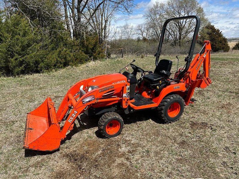 Traktor Kubota BX24D – nakladač a bagr, 3-bodový závěs, PTO – fotografie 1