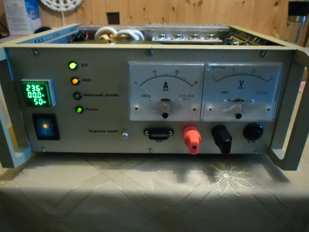 výkonový zdroj pro radiostanice – fotografie 1